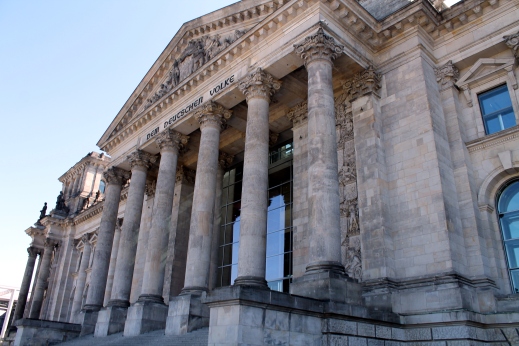 Ingresso del Reichstag dove spicca la scritta "Dem deutschen Volke" (al popolo tedesco)