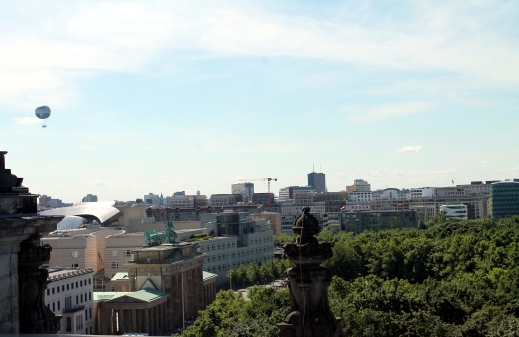 Vista di Berlino dalla Torre (si intravede Porta di Brandeburgo e la mongolfiera Die Welt)